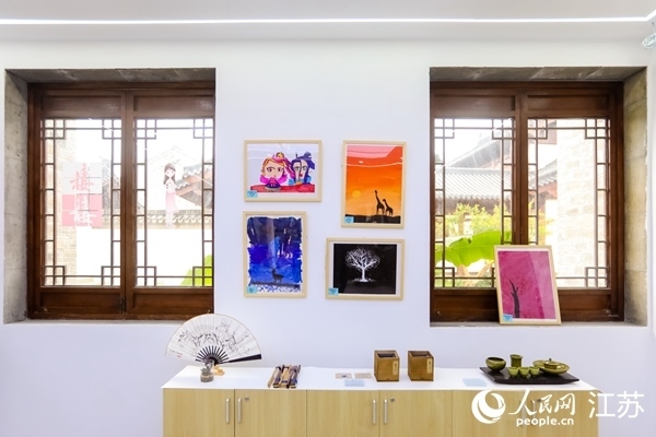 “棲棲小店”的文創(chuàng)產(chǎn)品展示廳。人民網(wǎng)記者 馬曉波攝