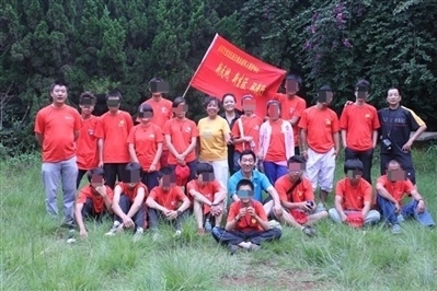 項目辦開展活動合影，喬海云（后排中，黑衣）和張月如（后排右一）