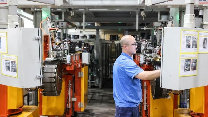 工作人員在貴州輪胎股份有限公司的“5G全連接工廠”成型區(qū)作業(yè)（2022年5月17日攝）。新華社記者 歐東衢 攝