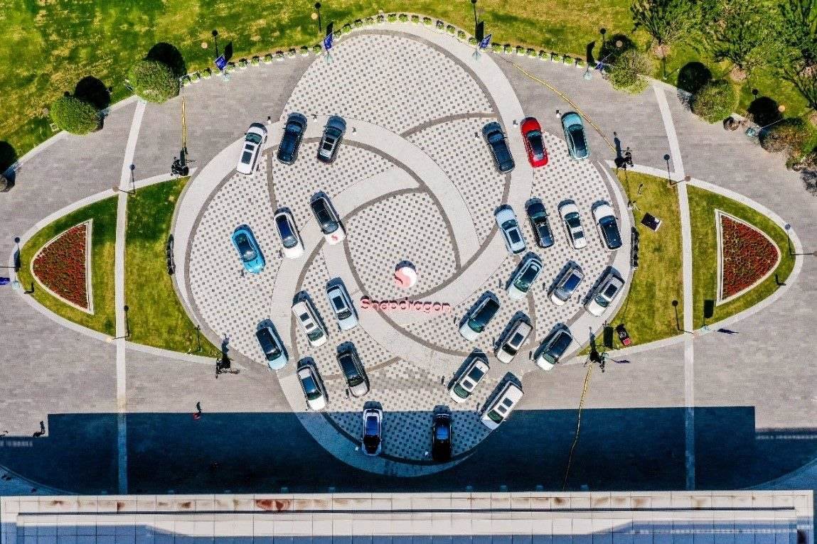 峰會戶外整車展示區(qū)俯瞰圖。（受訪者供圖）