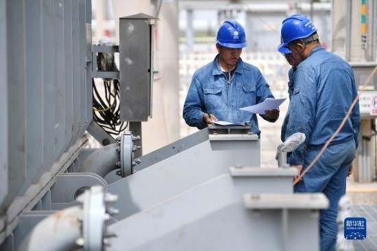 5月27日，電力工人在工程現(xiàn)場(chǎng)進(jìn)行檢修作業(yè)。