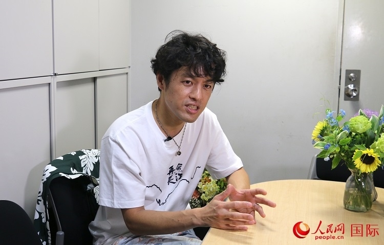 竹內(nèi)亮接受人民網(wǎng)專訪。人民網(wǎng) 許可攝