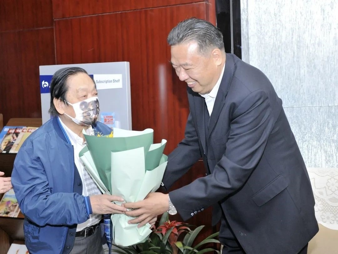 ▲青海省政協(xié)副主席、青海省林草局黨組書記、局長、祁連山國家公園青海省管理局局長李曉南在機(jī)場迎接韓美林