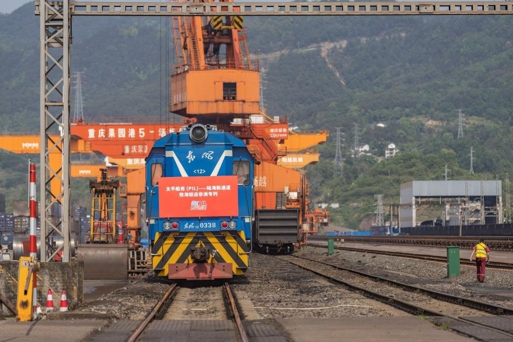 這是2023年4月27日，太平船務(wù)——西部陸海新通道江鐵海聯(lián)運(yùn)非洲專列在重慶果園港魚嘴站等待發(fā)車。