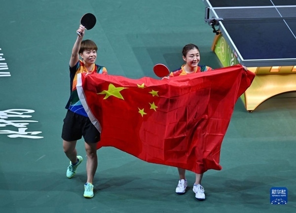 5月27日，陳夢（右）/王藝迪慶祝勝利。當(dāng)日，在南非德班進行的2023年世界乒乓球錦標(biāo)賽女子雙打決賽中，中國選手陳夢/王藝迪以3比0戰(zhàn)勝韓國選手田志希/申裕斌，奪得冠軍。新華社記者 陶希夷攝