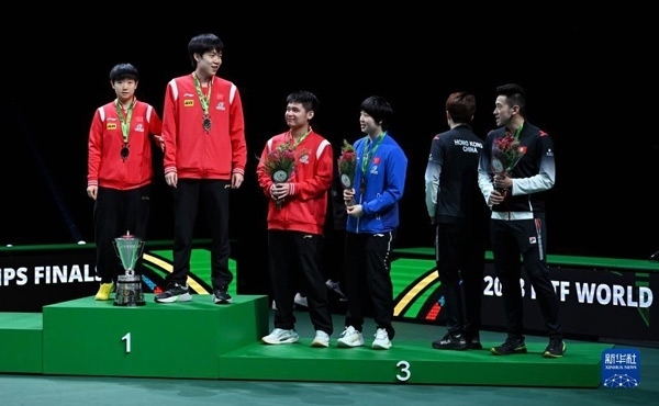 5月26日，冠軍中國組合王楚欽（左二）/孫穎莎（左一）與季軍中國組合林詩棟（左三）/蒯曼（左四）、中國香港組合黃鎮(zhèn)廷（右一）/杜凱琹在頒獎儀式后交流。新華社記者 陶希夷攝