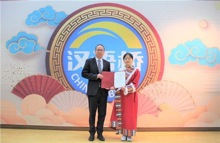 中國(guó)銀行首爾分行行長(zhǎng)周建軍為大學(xué)生組冠軍頒獎(jiǎng)并頒發(fā)就業(yè)證書。首爾孔子學(xué)院供圖