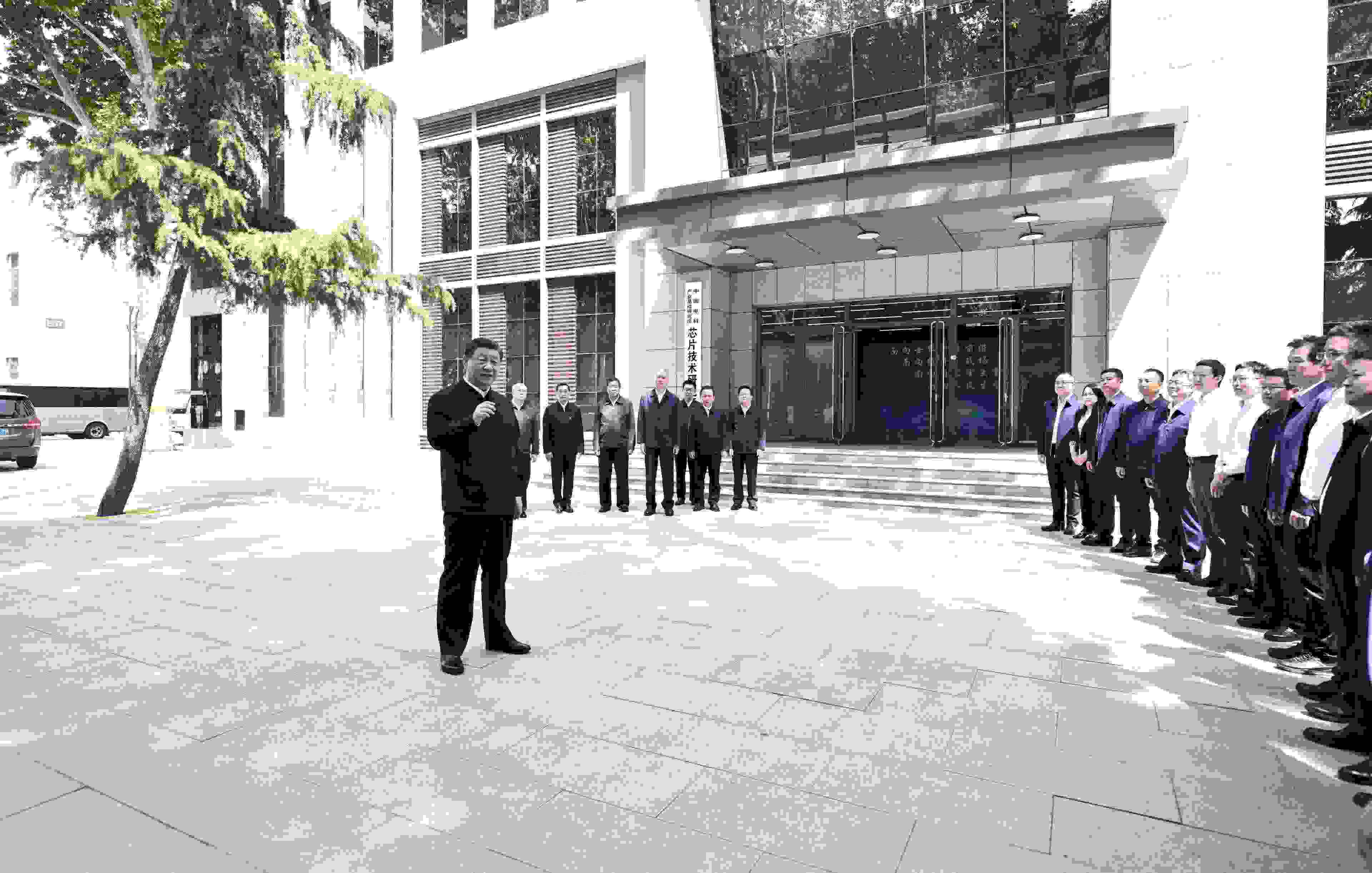 △2023年5月12日，習(xí)近平總書記在中國(guó)電科產(chǎn)業(yè)基礎(chǔ)研究院同科技工作者交流。