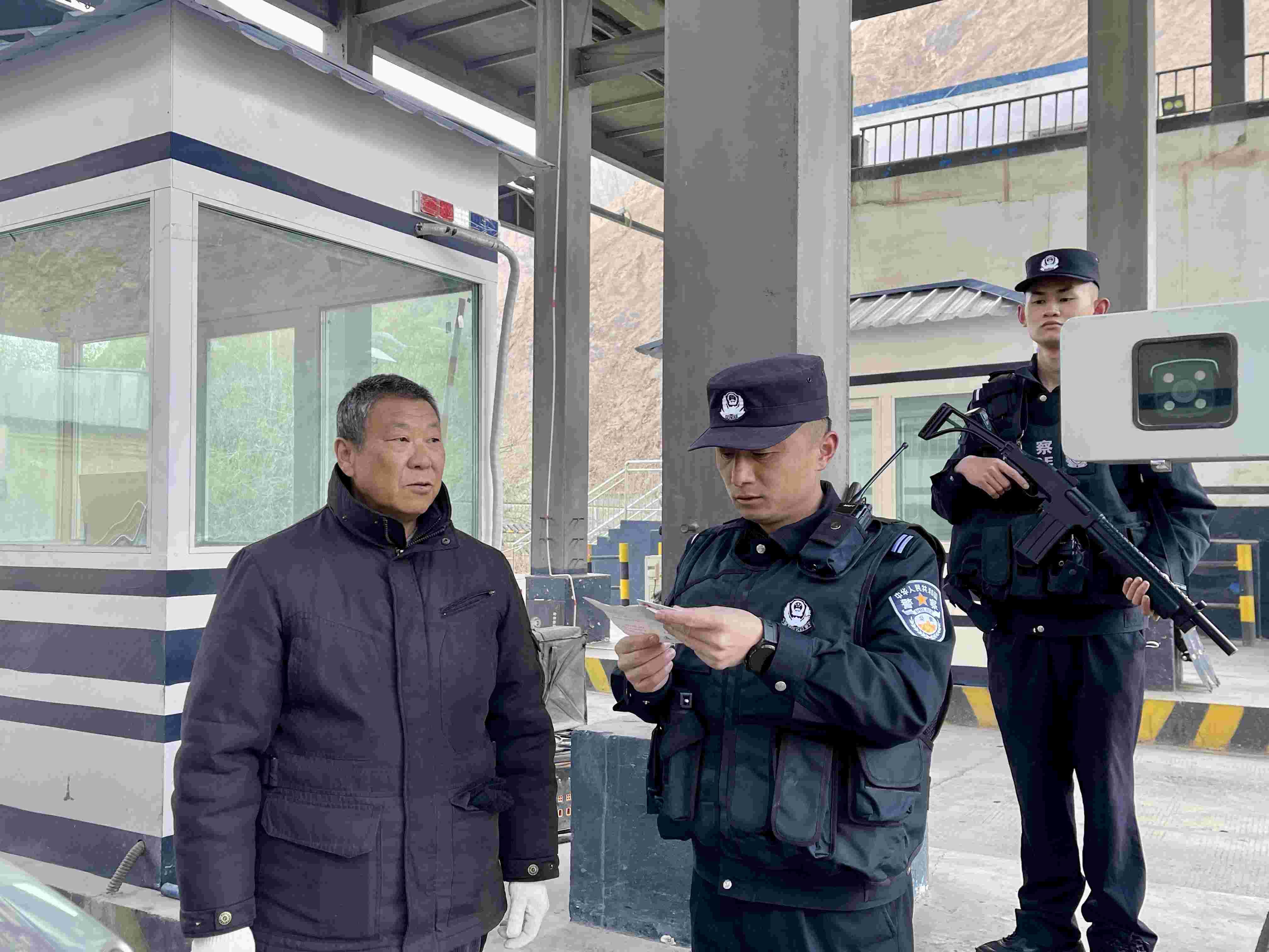 在庫地邊境檢查站，陳暢核對(duì)進(jìn)出邊境管理區(qū)人員信息。人民網(wǎng) 周靜圓攝