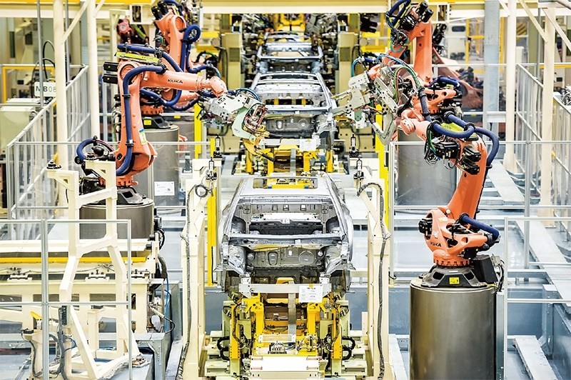 發(fā)展新能源汽車是我國(guó)從汽車大國(guó)邁向汽車強(qiáng)國(guó)的必由之路。2022年中國(guó)新能源汽車產(chǎn)銷分別實(shí)現(xiàn)705.8萬(wàn)輛和688.7萬(wàn)輛，連續(xù)8年位居世界第一。圖為廣汽埃安第一智造中心焊裝車間正在熱火朝天地生產(chǎn)。 廣汽埃安新能源汽車股份有限公司供圖