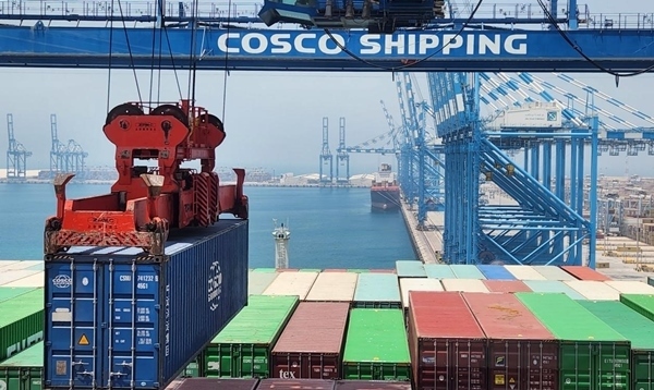 圖為“東方西班牙”輪在裝載貨物。人民網(wǎng)記者 管克江 攝