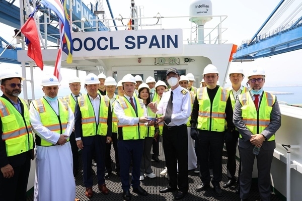 圖為與會(huì)嘉賓參觀“東方西班牙”輪。中遠(yuǎn)海運(yùn)港口阿布扎比碼頭供圖