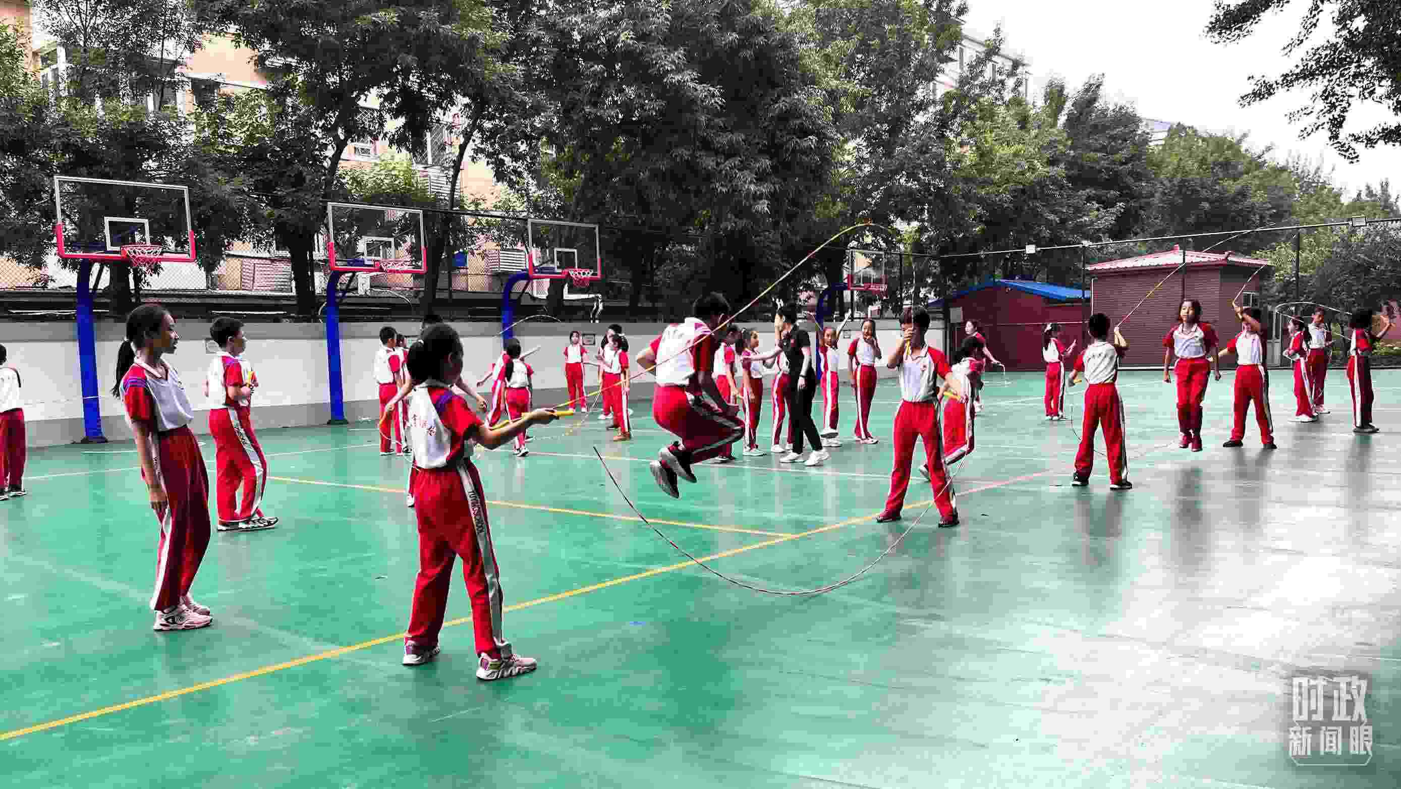 △正在跳繩的學(xué)生。（總臺(tái)央視記者張垚拍攝）