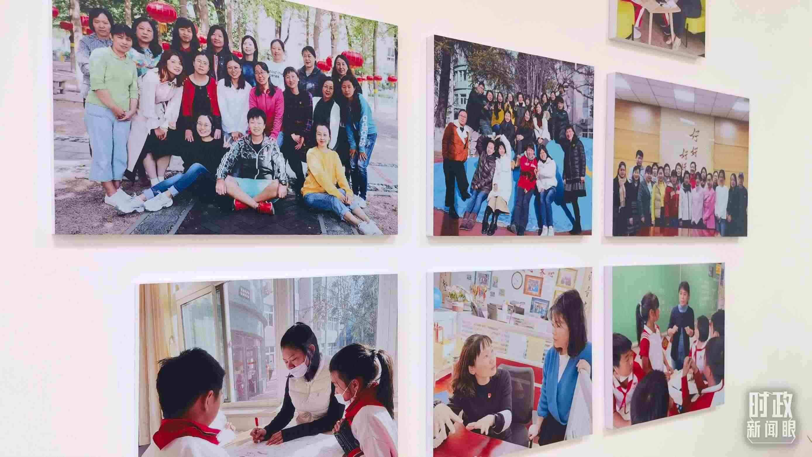 △五年級(jí)教師辦公室內(nèi)的合影展板。（總臺(tái)央視記者賈林拍攝）