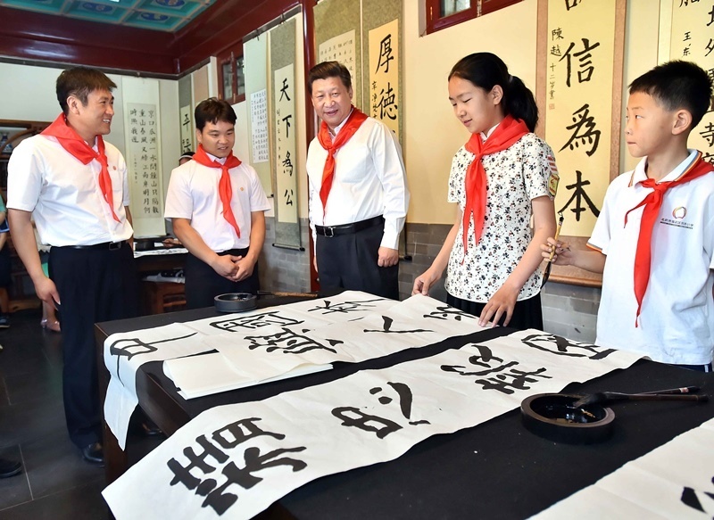 2014年5月30日，習(xí)近平總書記來到北京市海淀區(qū)民族小學(xué)，參加慶?！傲弧眹H兒童節(jié)活動。