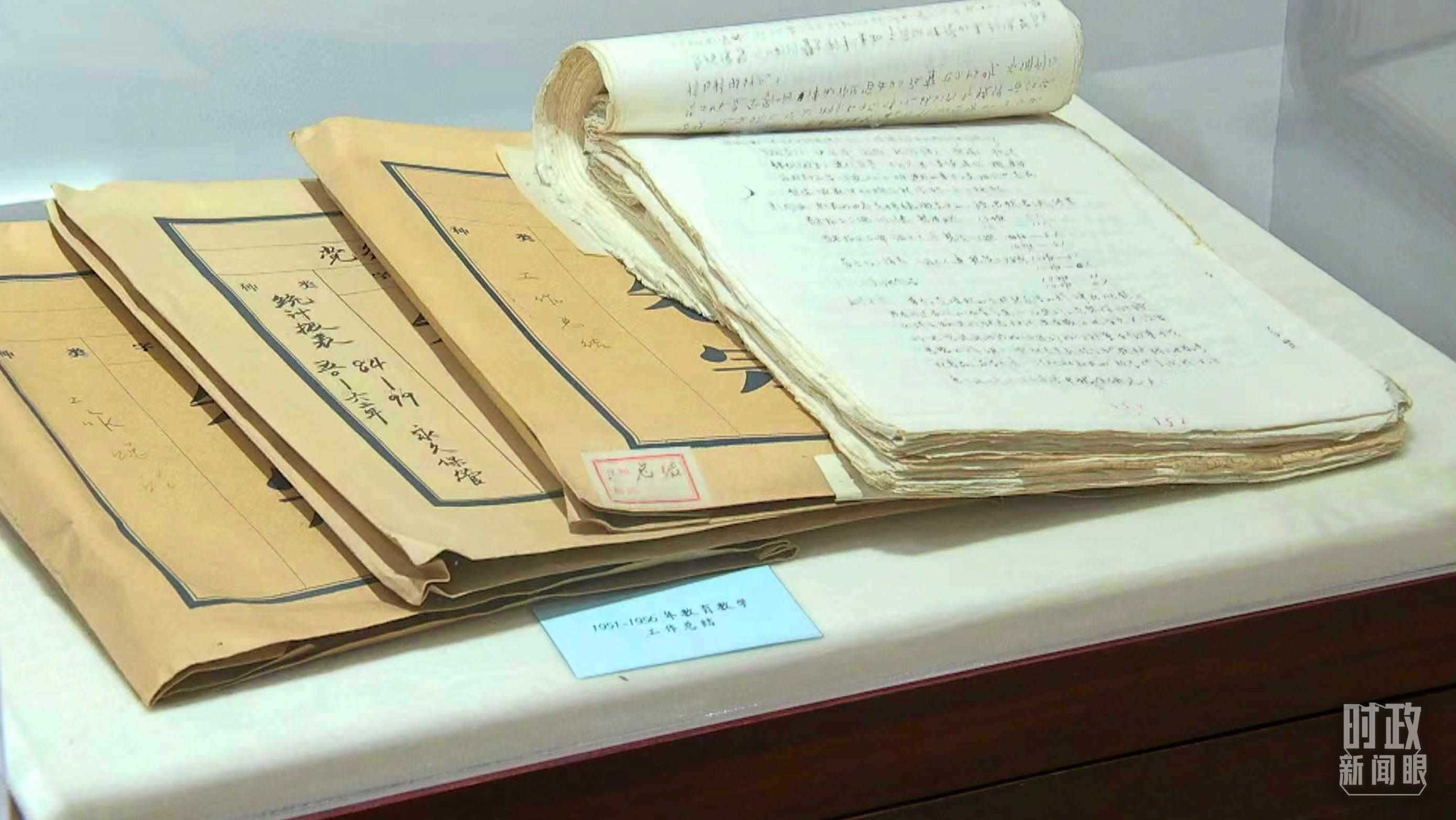 △校史館內(nèi)的教育教學(xué)工作總結(jié)展陳。（總臺(tái)央視記者金雨秋拍攝）