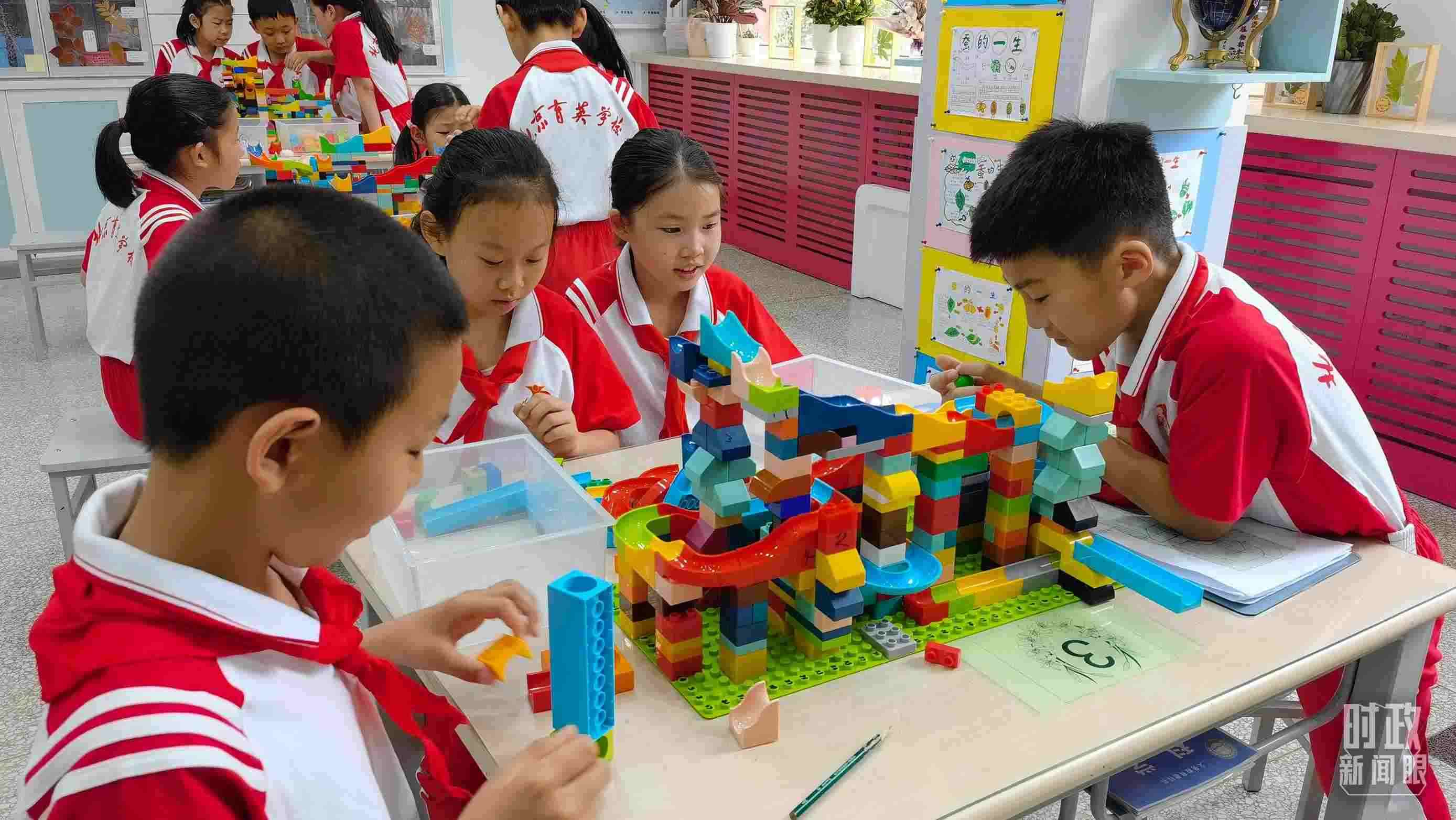 △正在搭建過(guò)山車模型的學(xué)生們。（總臺(tái)央視記者石丞拍攝）