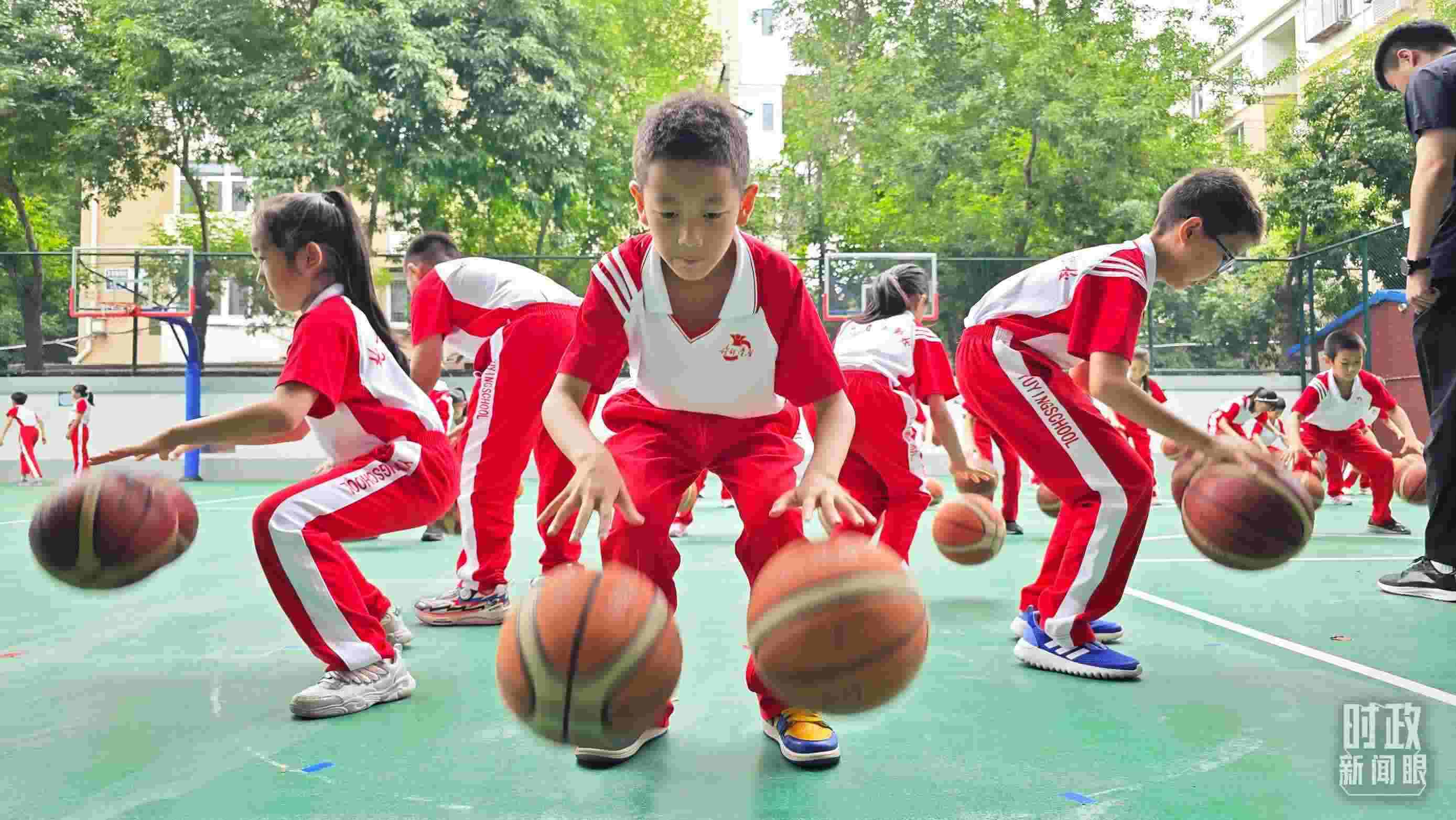 △學(xué)生正在打籃球。（總臺(tái)央視記者彭漢明拍攝）