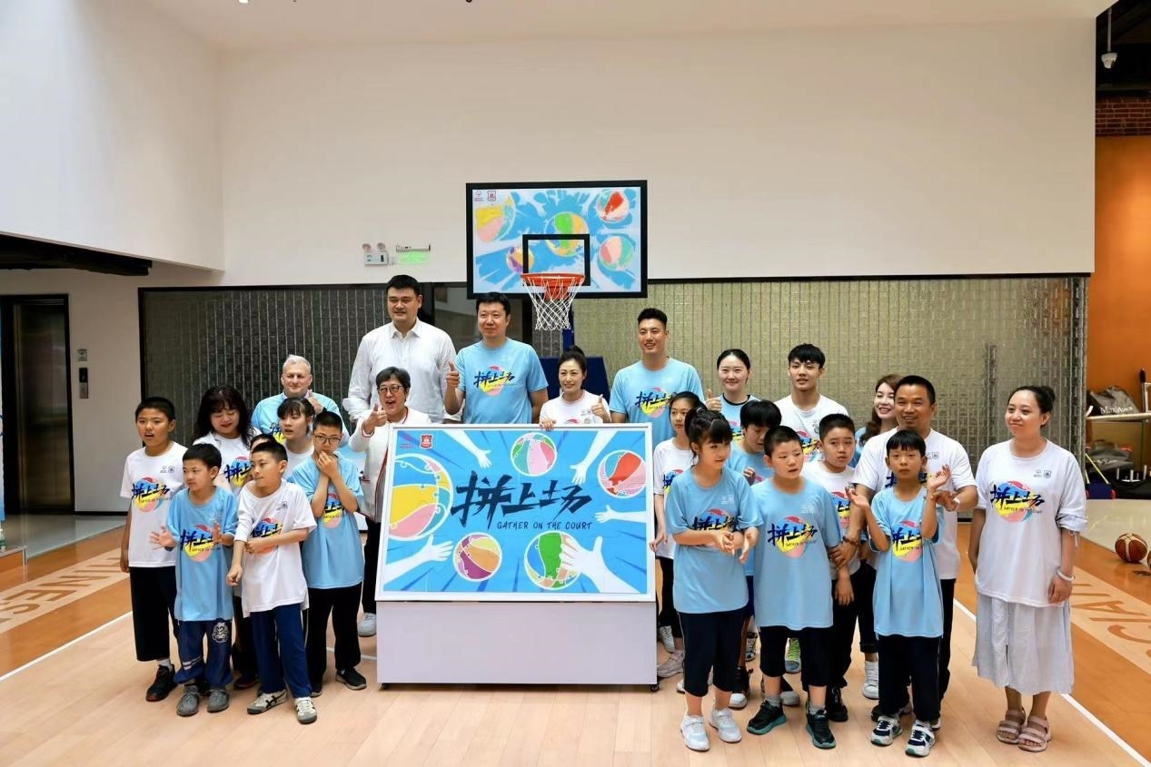 嘉賓與特奧小運(yùn)動(dòng)員在活動(dòng)結(jié)束后合影。人民網(wǎng)記者 郝帥攝