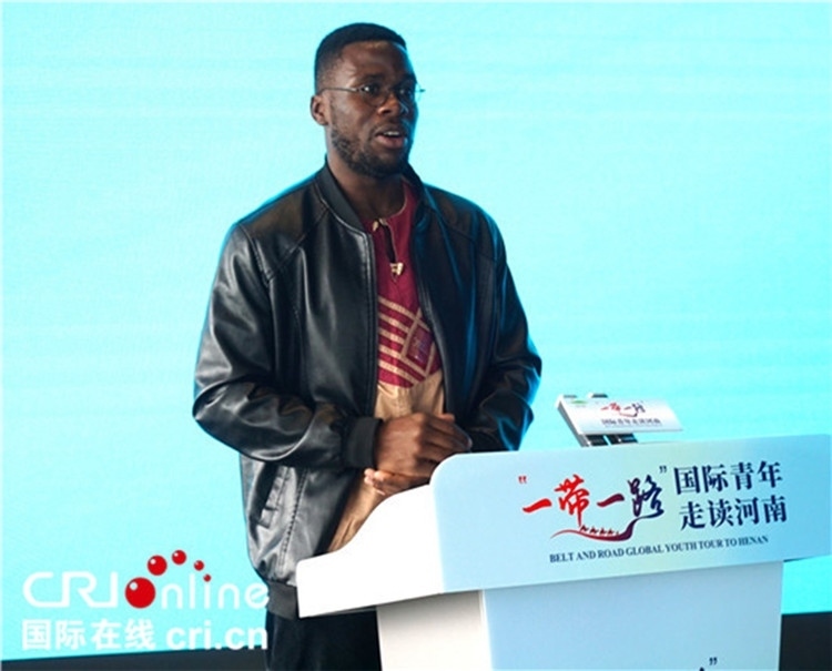 國際青年代表奕曉龍發(fā)言。賈親親 攝