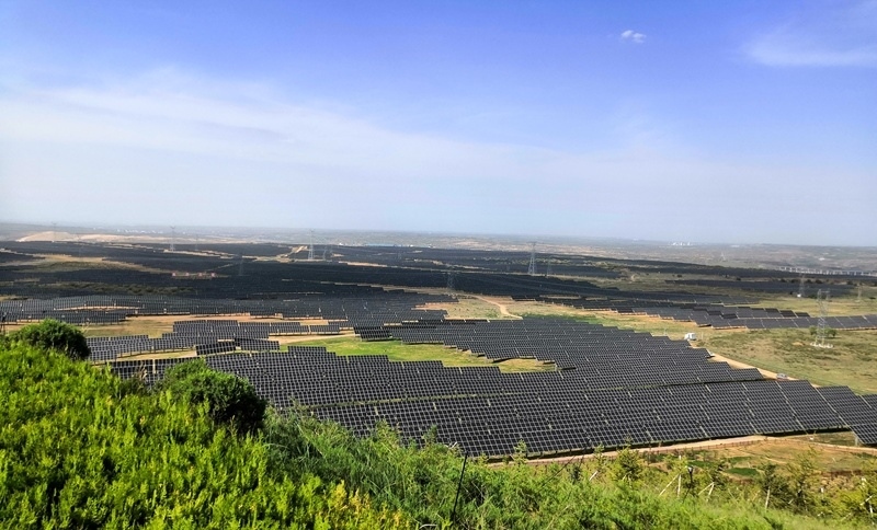 伊金霍洛旗天驕綠能50萬千瓦采煤沉陷區(qū)生態(tài)治理光伏發(fā)電示范項目一角。人民網(wǎng)記者 孫博洋攝