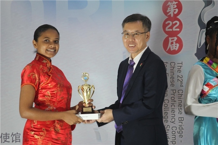 陳錫來參贊為獲獎選手頒發(fā)二等獎。圭亞那大學孔子學院供圖