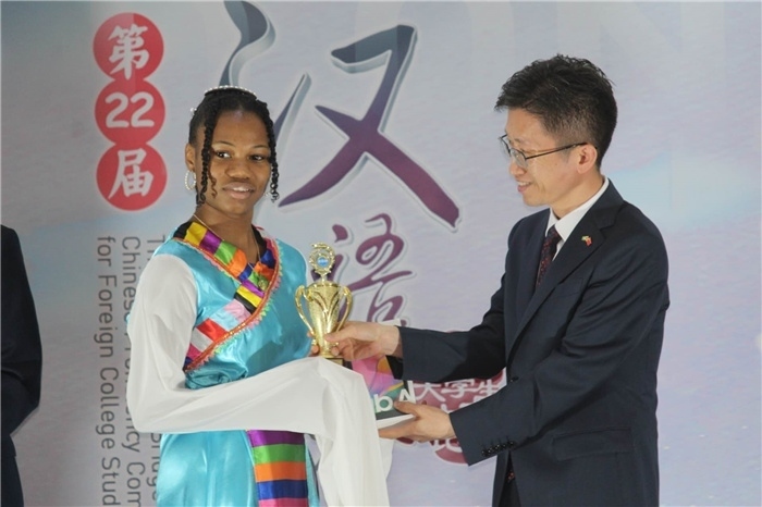 黃瑞參贊為獲獎選手頒發(fā)二等獎。圭亞那大學孔子學院供圖