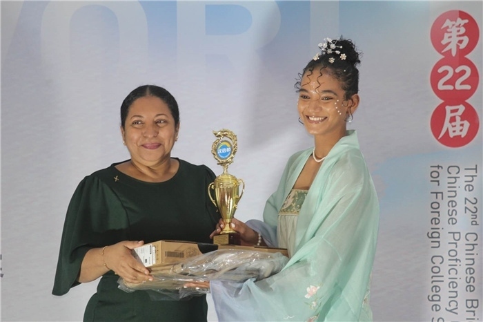 圭亞那大學校長默罕默德為獲獎選手頒發(fā)一等獎。圭亞那大學孔子學院供圖