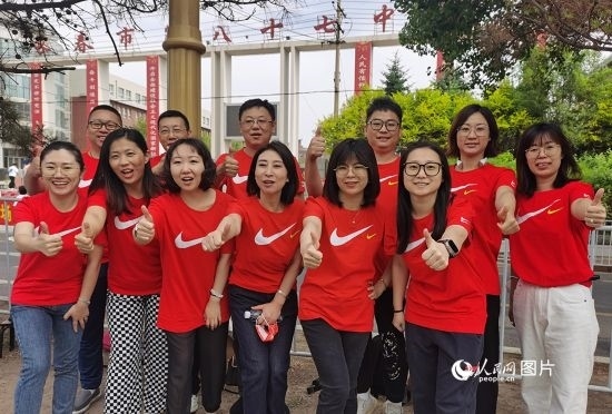 6月7日一早，陽光明媚，天氣涼爽，在長(zhǎng)春市第八十七中學(xué)，考生們正陸續(xù)進(jìn)入考場(chǎng)。親友團(tuán)為參加高考的學(xué)子們加油鼓勁。人民網(wǎng)記者 王帝元攝