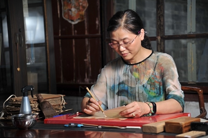 天一閣古籍修復(fù)師工作場景。天一閣博物院供圖