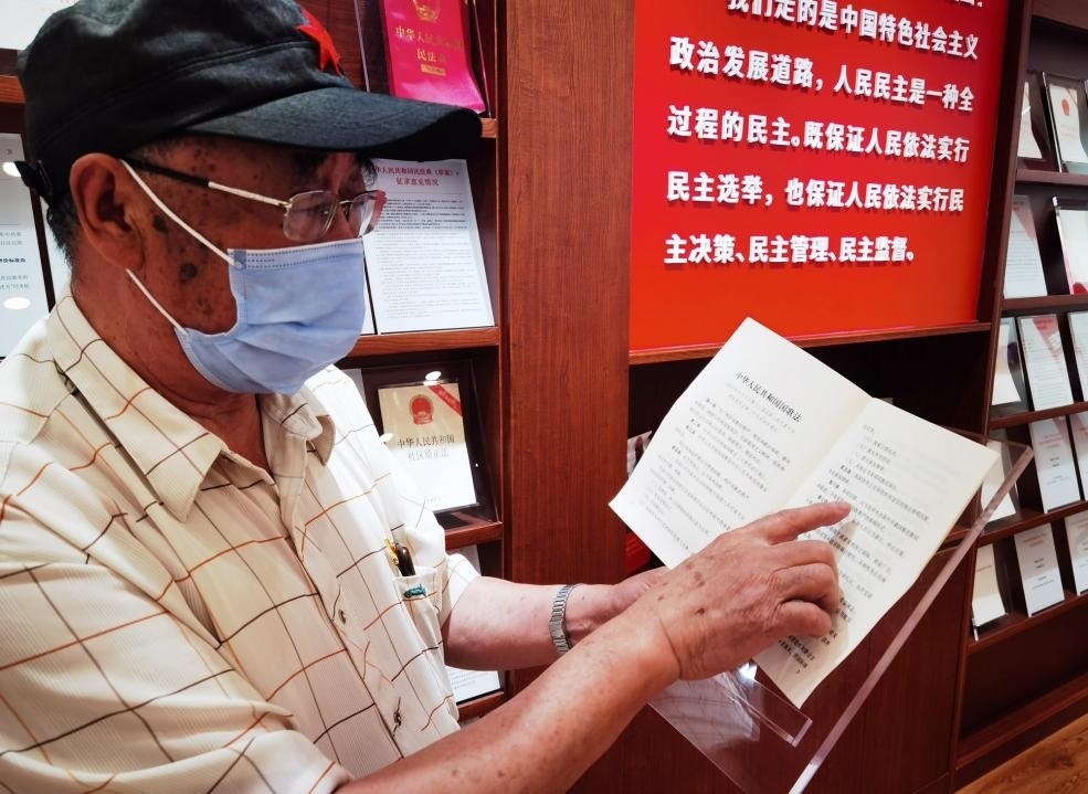 夏云龍給記者展示國歌法修改的內(nèi)容。人民網(wǎng)記者 唐小麗攝