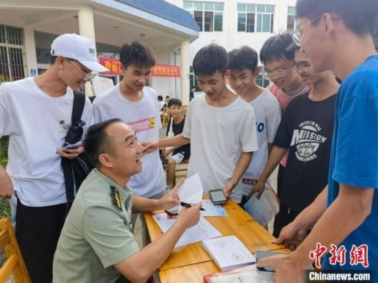 專武干部在講解相關(guān)政策。韋碩 攝