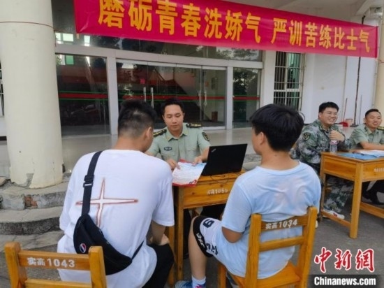 專武干部在講解相關(guān)政策。韋碩 攝