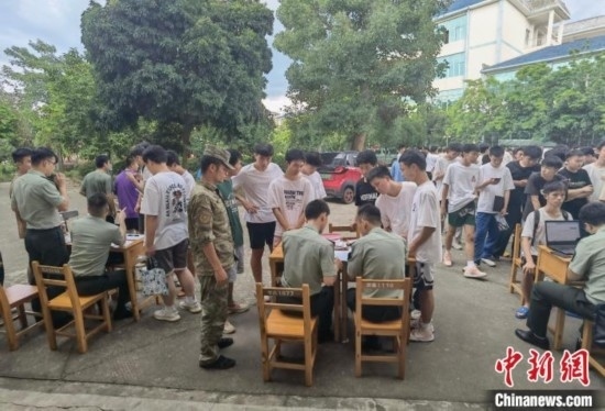 專武干部在發(fā)放兵役登記證。韋碩 攝