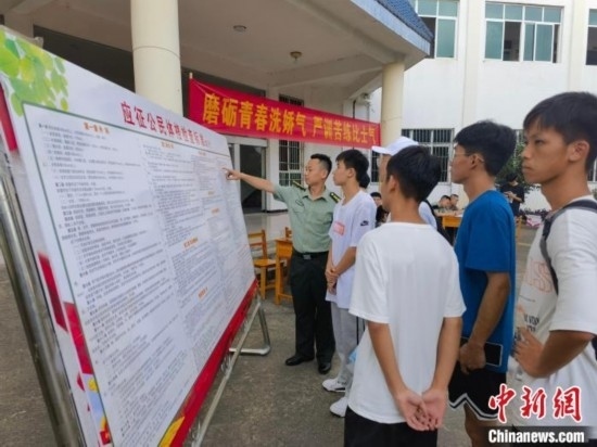 專武干部在講解應征體檢標準。韋碩 攝