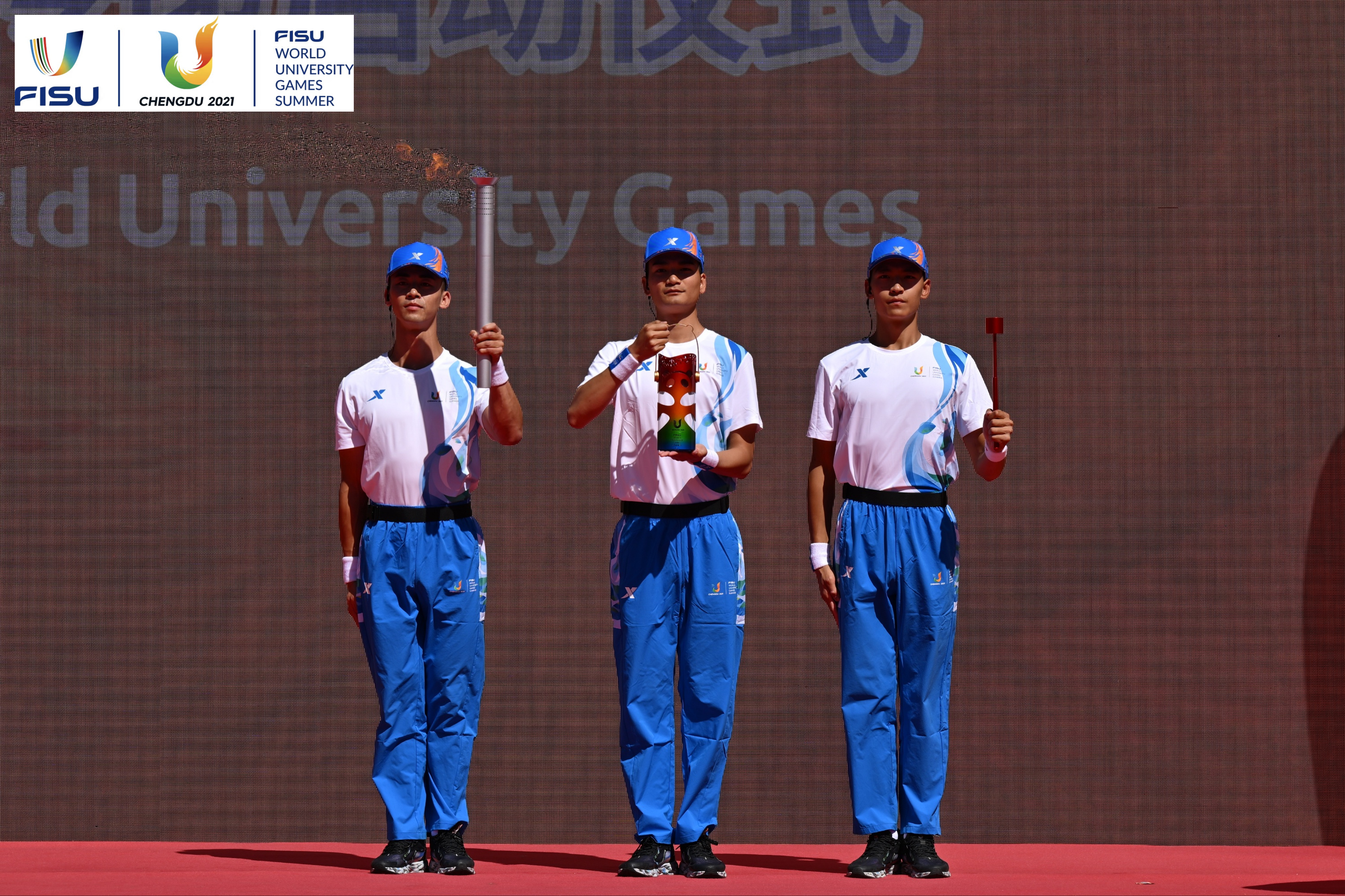 成都大運(yùn)會(huì)火種護(hù)衛(wèi)隊(duì)點(diǎn)燃大運(yùn)火炬。 圖片來源：成都大運(yùn)會(huì)執(zhí)委會(huì)供圖