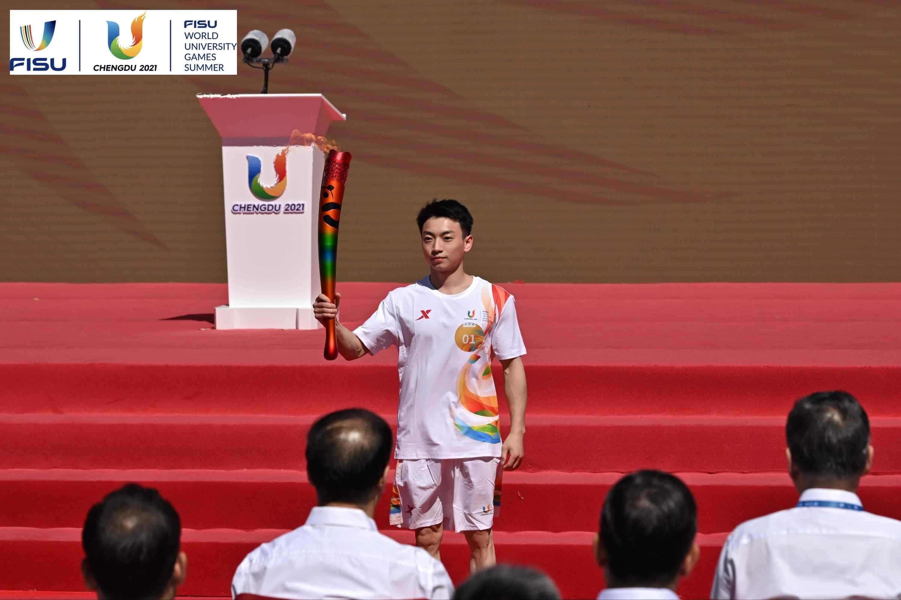 成都大運(yùn)會(huì)火炬手、奧運(yùn)冠軍鄒敬園高舉火炬。 圖片來源：成都大運(yùn)會(huì)執(zhí)委會(huì)供圖