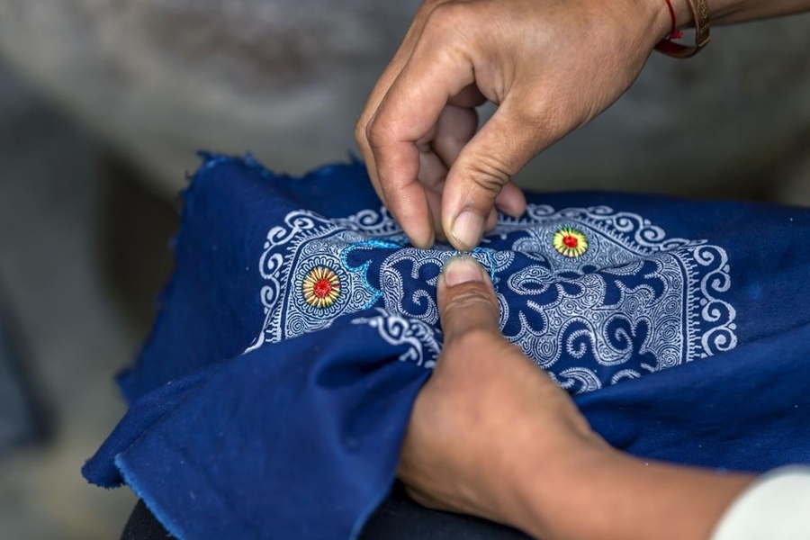 在貴州省黔西市新仁苗族鄉(xiāng)化屋村，村民在制作苗繡。新華社記者 范暉 攝