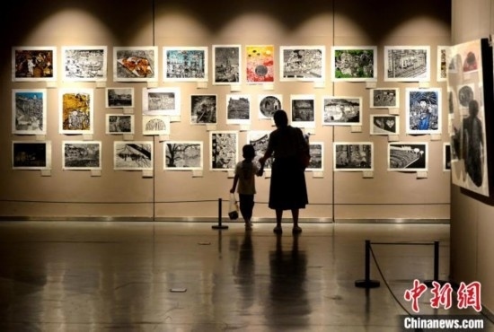 圖為家長帶著孩子參觀展覽。呂明 攝