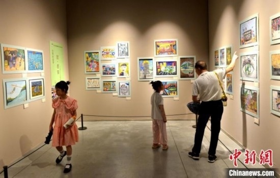 圖為家長帶著孩子參觀展覽。呂明 攝