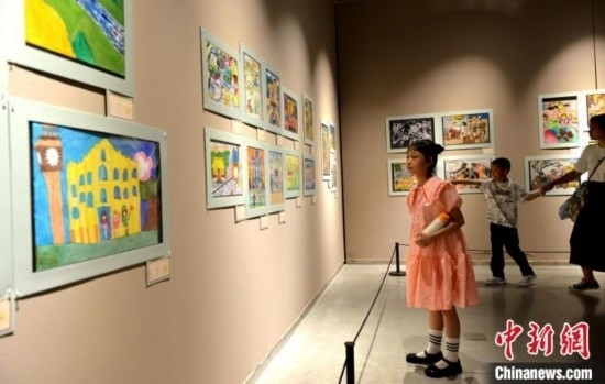 圖為家長帶著孩子參觀展覽。呂明 攝