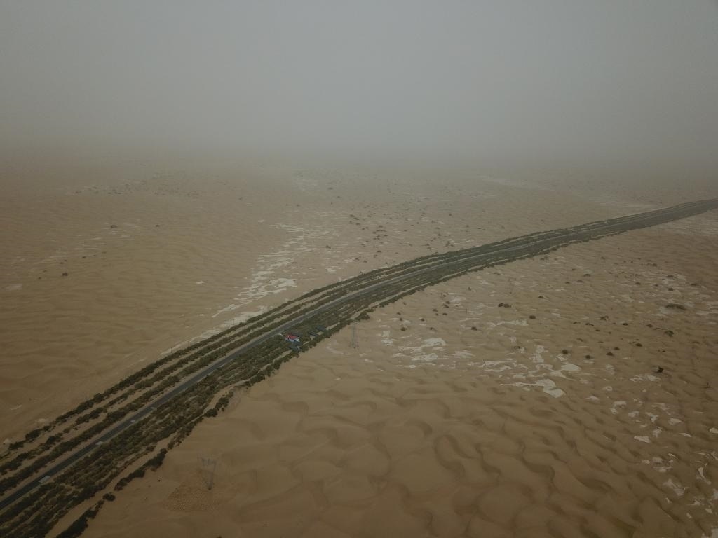 這是2019年8月12日拍攝的塔里木沙漠公路兩側(cè)的綠色屏障（無人機(jī)照片）。新華社記者宿傳義攝