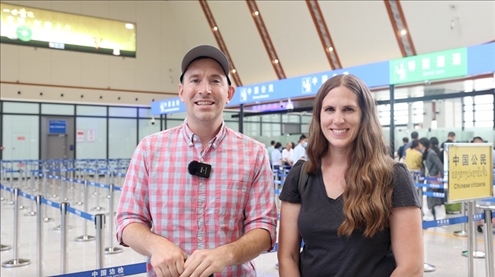 6月13日，來自美國的德拉古（Dragoo）夫婦將首次乘坐中老鐵路國際旅客列車從中國出境。李揚 攝