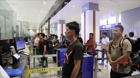 6月13日，乘坐中老鐵路國際旅客列車的旅客在磨憨邊檢大廳排隊候檢。李揚 攝