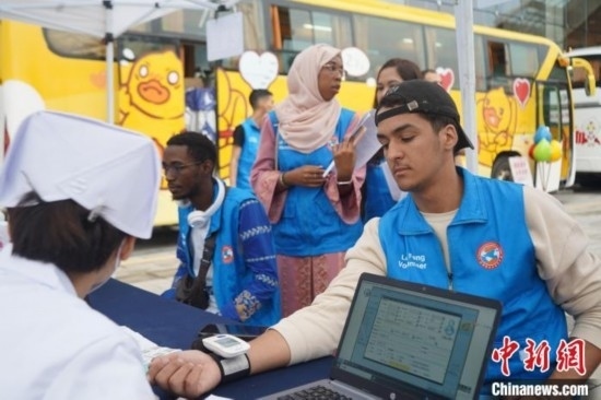 6月13日，在第20個世界獻(xiàn)血者日前夕，20名在贛留學(xué)生組團前往血站獻(xiàn)血。吳迪 攝