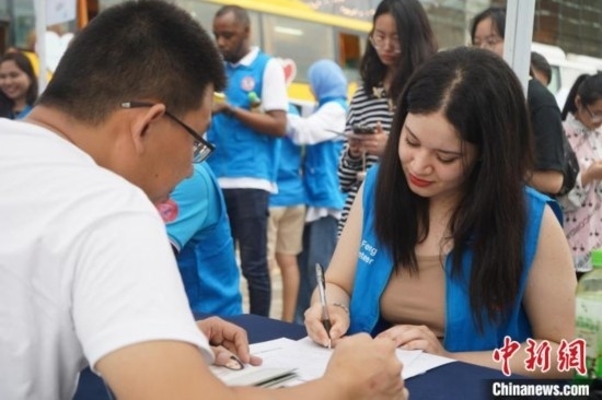 6月13日，在第20個世界獻(xiàn)血者日前夕，20名在贛留學(xué)生組團前往血站獻(xiàn)血。吳迪 攝