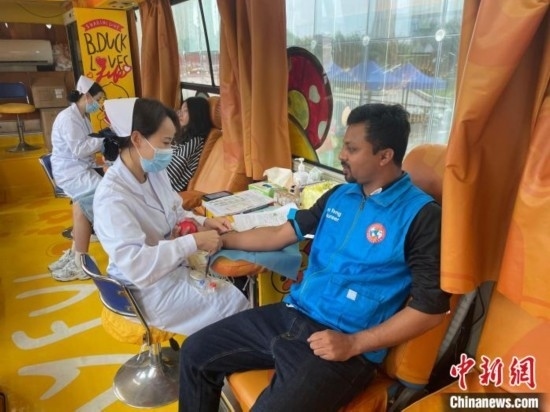 6月13日，在第20個世界獻(xiàn)血者日前夕，20名在贛留學(xué)生組團前往血站獻(xiàn)血。吳迪 攝