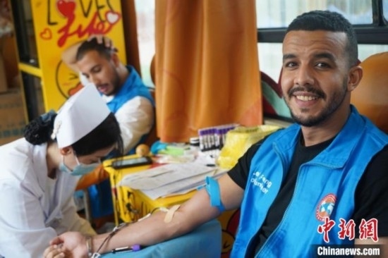 6月13日，在第20個世界獻(xiàn)血者日前夕，20名在贛留學(xué)生組團前往血站獻(xiàn)血。吳迪 攝