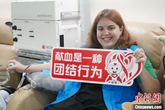 6月13日，在第20個世界獻(xiàn)血者日前夕，20名在贛留學(xué)生組團前往血站獻(xiàn)血。吳迪 攝