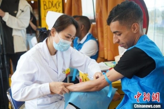 6月13日，在第20個世界獻(xiàn)血者日前夕，20名在贛留學(xué)生組團前往血站獻(xiàn)血。吳迪 攝